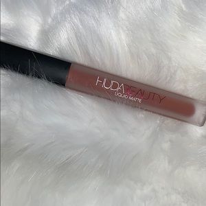 Huda Beauty matte lipstick Trendsetter